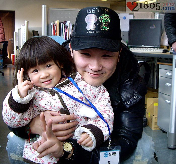 欣欣和全民开拍主持人小Y合影