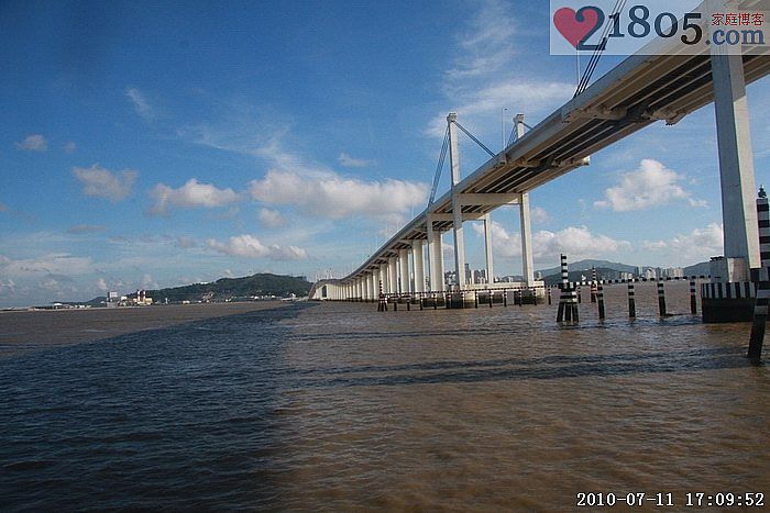澳门给我的第一感觉是桥梁很发达,海水却很黄