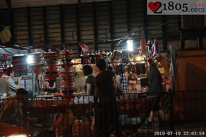 没有想到香港也有街头小摊贩,集中摆放