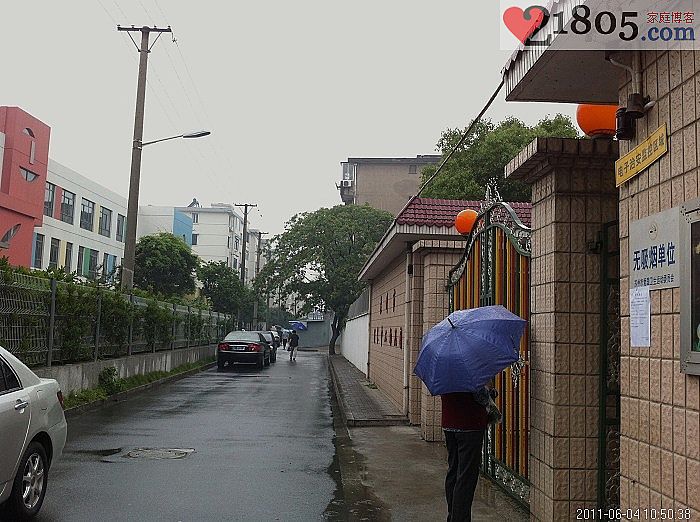 两个幼儿园只有一路之隔