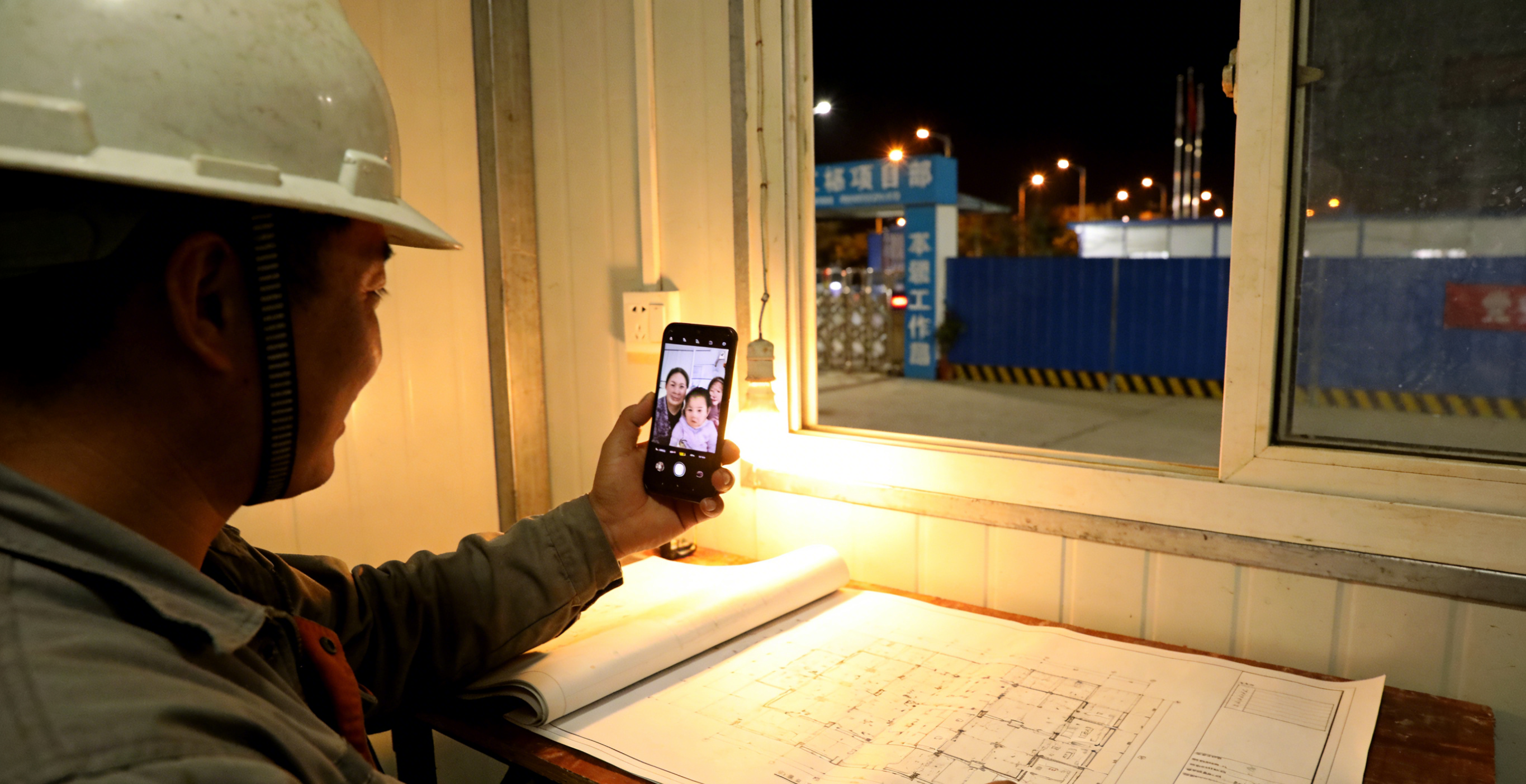 图纸摊在简陋的板房里